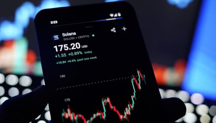 17. Juli 2025 Ein Bild der Seite der Kryptowährung Solana auf einer Kryptobörse, mit Aktien im Hintergrund