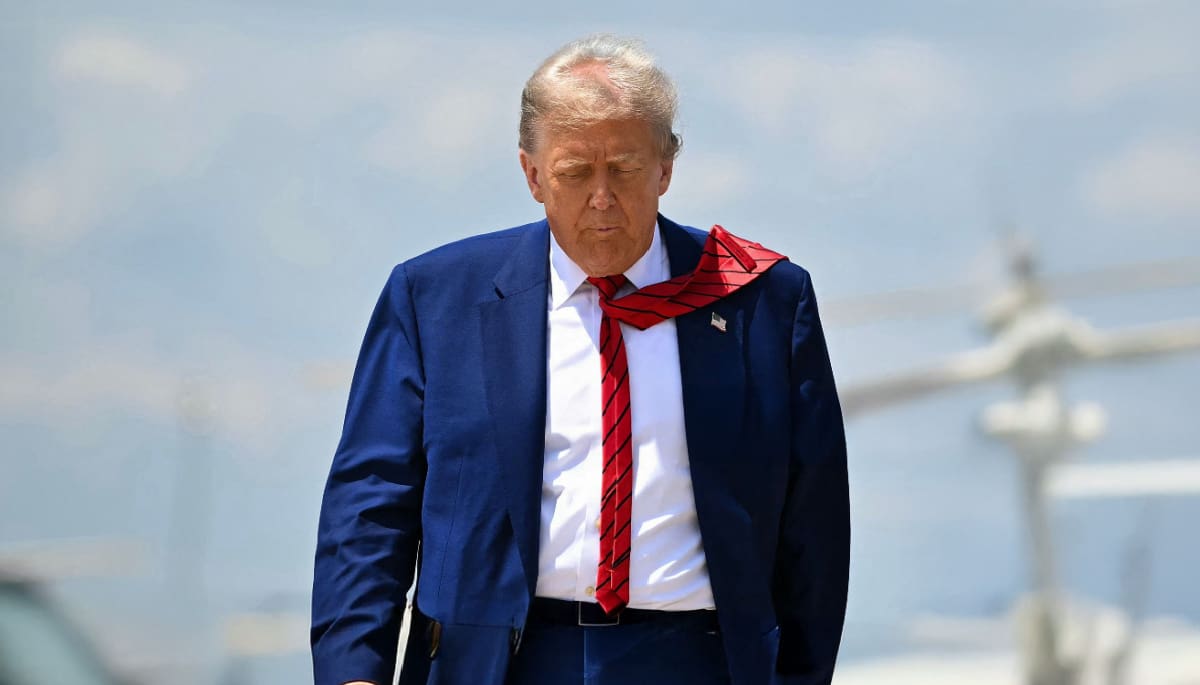 Ein Bild des amerikanischen Präsidenten Donald Trump, der von einem Hubschrauber weg in Richtung Kamera läuft.