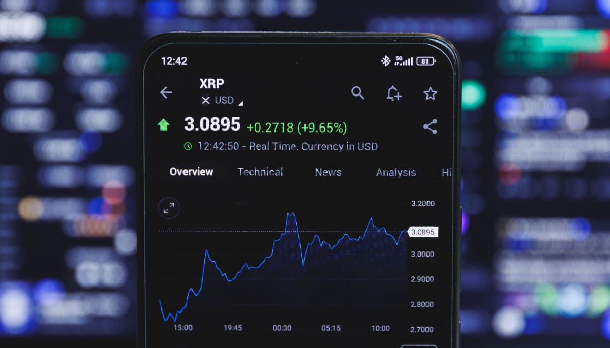 Eine Abbildung des XRP-Kurses mit grünen Zahlen und einer Vielzahl von Marktdaten im Hintergrund