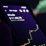 Eine Darstellung des Bitcoin-Kurses um einen Preisrekord herum, mit einem grünen Kurs