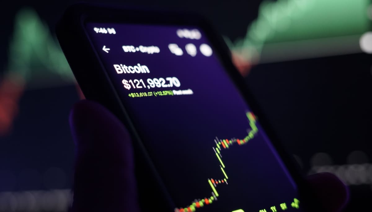 Eine Darstellung des Bitcoin-Kurses um einen Preisrekord herum, mit einem grünen Kurs