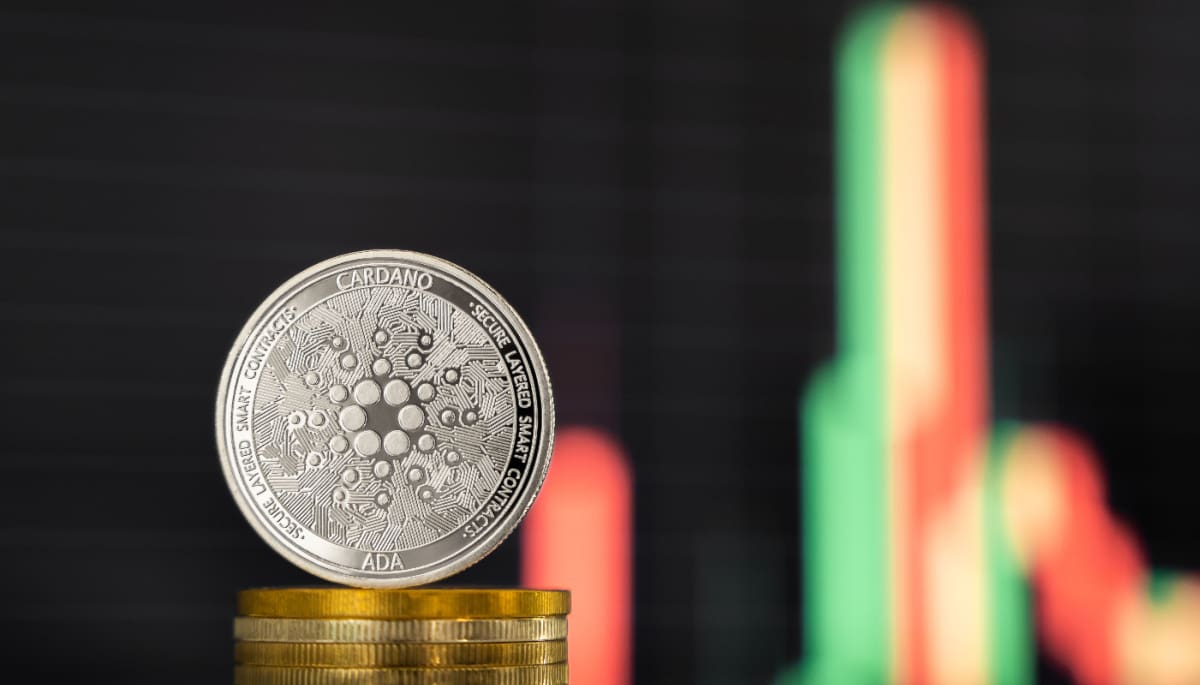 Ein Bild einer Cardano (ADA)-Münze mit einer Grafik des Kurses mit schnellen Preisbewegungen im Hintergrund.