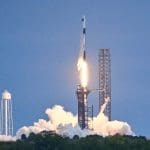 Ein Bild einer Rakete, die von SpaceX, dem Unternehmen von Elon Musk, gestartet wird.
