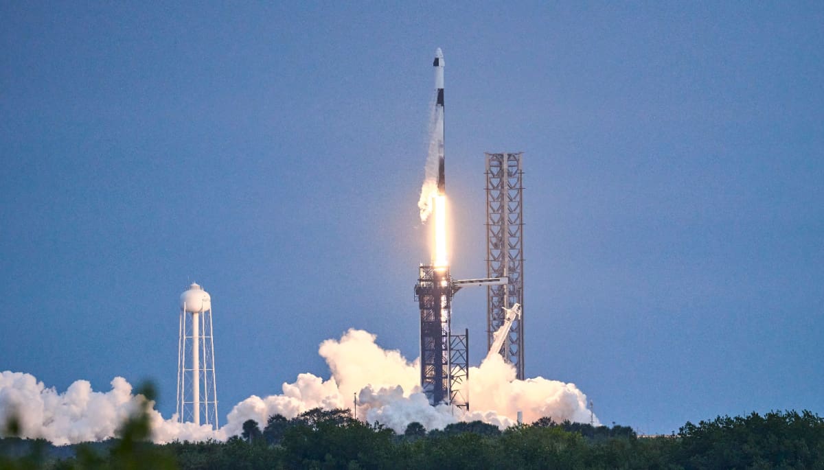 Ein Bild einer Rakete, die von SpaceX, dem Unternehmen von Elon Musk, gestartet wird.