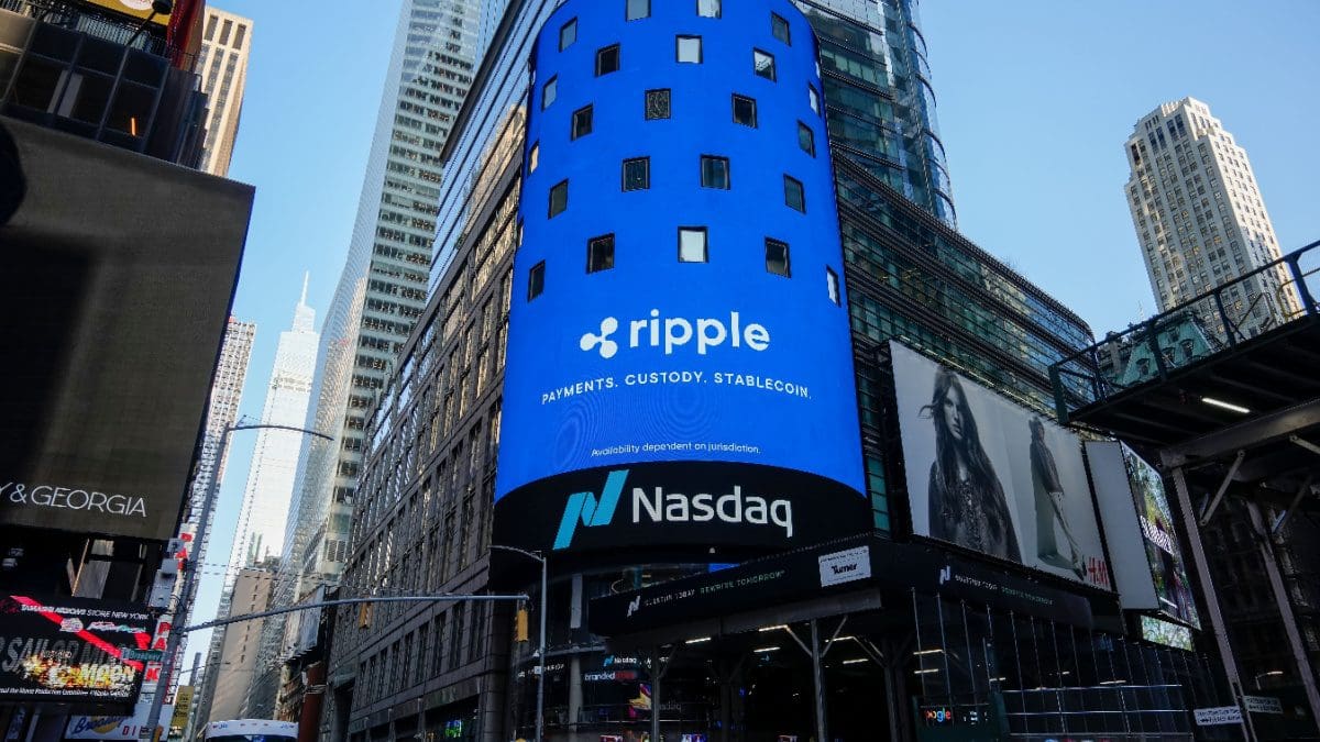 Ein Bild des Logos von Ripple, der Muttergesellschaft von XRP, auf der Nasdaq