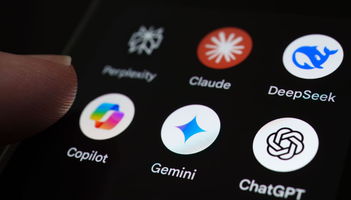Ein Bild verschiedener KI-Apps auf einem Mobiltelefon
