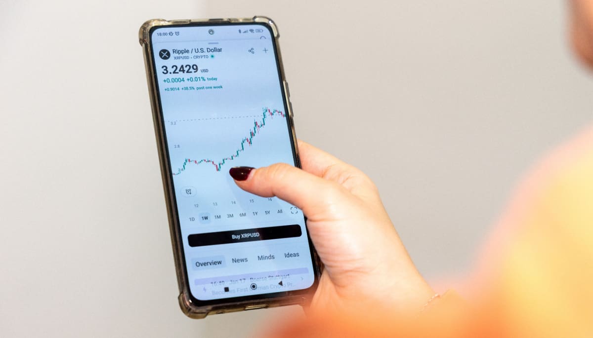 Een pagina van Ripple (XRP) op een cryptobeurs, met een bijbehorende grafiek van de XRP koers