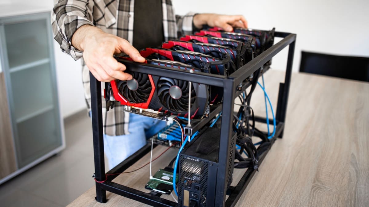 Bitcoin-Mining im Deckenversteck – zwei Täter festgenommen