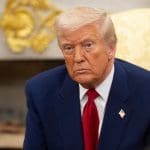 Goldene Trump-Statue mit Bitcoin taucht plötzlich auf