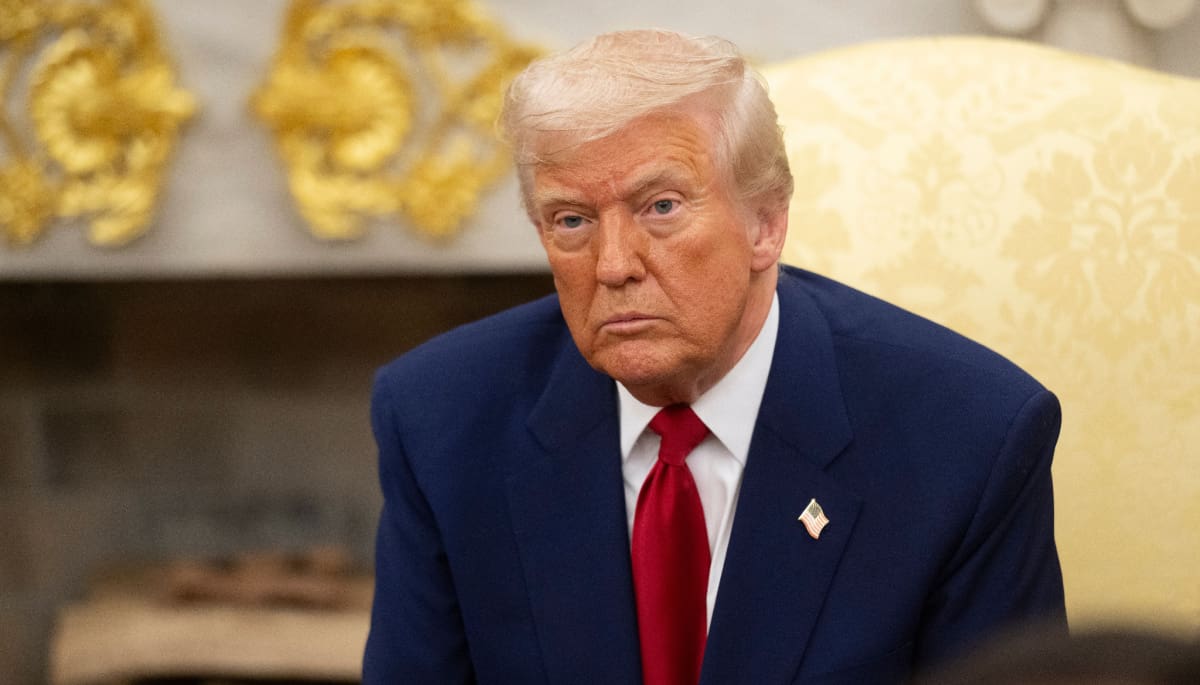 Goldene Trump-Statue mit Bitcoin taucht plötzlich auf