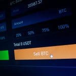 Ein Bild einer Bitcoin-Handelsseite auf einer Kryptobörse mit einem Preis und einer Schaltfläche zum Verkauf von BTC.