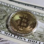 Ein Bild von einer Bitcoin-Münze auf einem Dollarschein