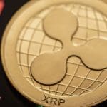 Eine Abbildung des XRP-Kurses, mit einem starken Rückgang des Krypto-Charts auf der linken Seite.
