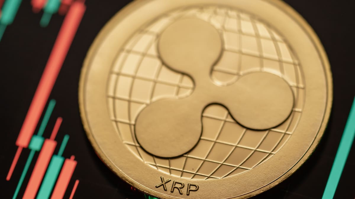 Eine Abbildung des XRP-Kurses, mit einem starken Rückgang des Krypto-Charts auf der linken Seite.