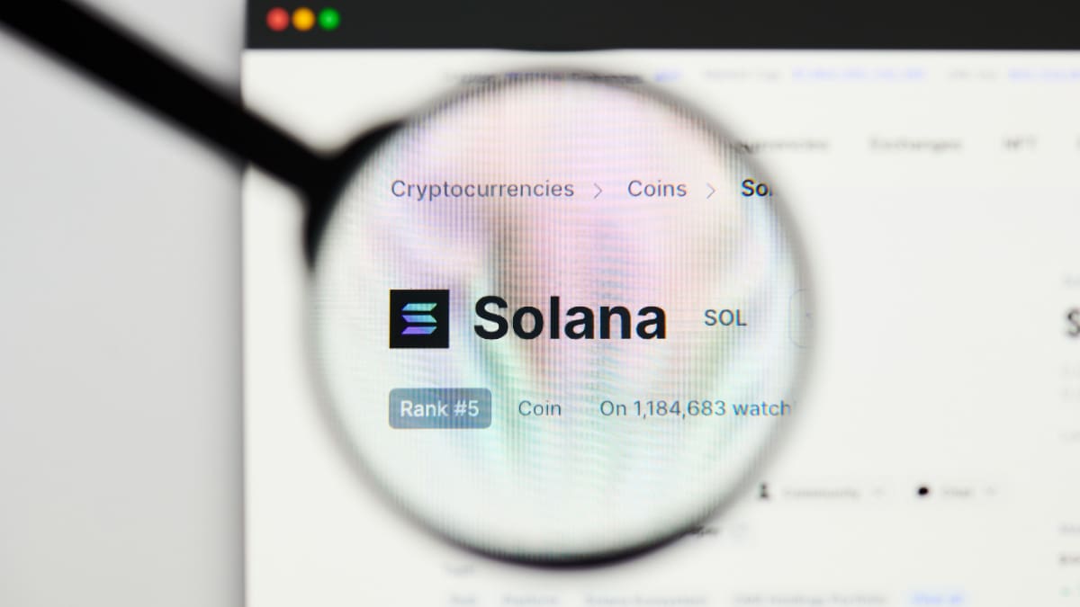 Een afbeelding van de cryptomunt Solana met daarbij de ticker SOL Ein Bild der Kryptowährung Solana mit dem Ticker SOL