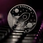 Een afbeelding van de cryptomunt Stellar in een verlicht toetsenbord Ein Bild der Kryptowährung Stellar auf einer beleuchteten Tastatur