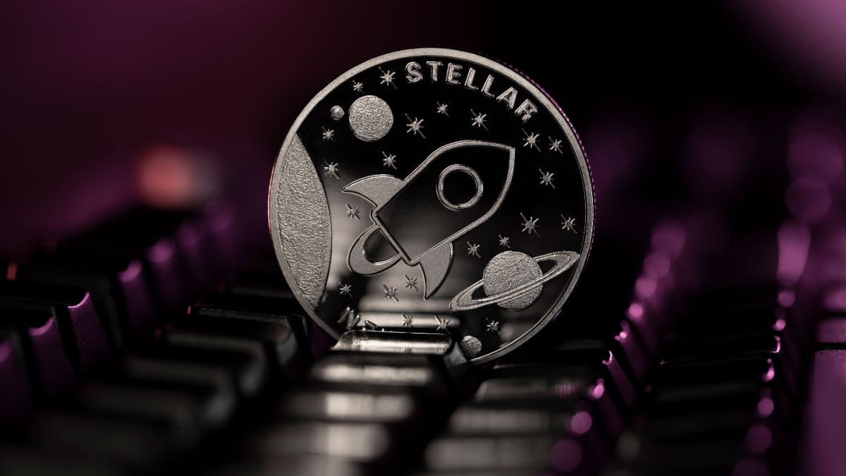 Een afbeelding van de cryptomunt Stellar in een verlicht toetsenbord Ein Bild der Kryptowährung Stellar auf einer beleuchteten Tastatur