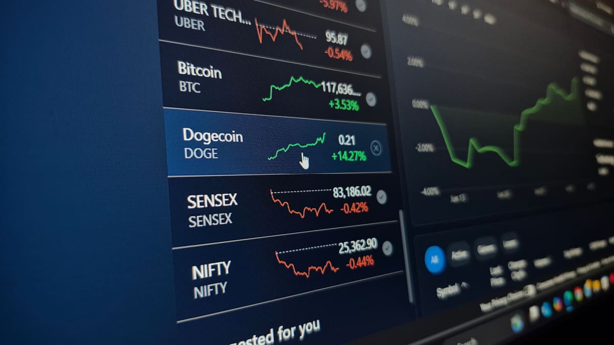 Een afbeelding van de dogecoin koers onder bitcoin in een lijst van financiële assets Bitcoin verliert an Schwung und die Chancen für Altcoins steigen