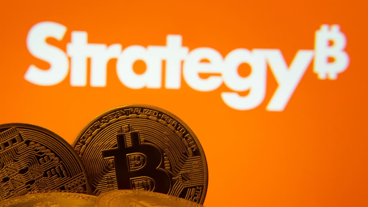 Een afbeelding van een aantal bitcoin munten met op de achtergrond het logo van Strategy, het bedrijf met de meeste bitcoin Börsen verbieten es Unternehmen, große Bitcoin-Reserven zu halten