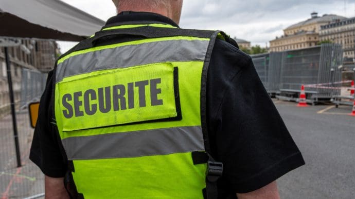 Een afbeelding van een beveiliger in uniform in Frankrijk Kryptofirmen arbeiten zusammen gegen digitalen Betrug
