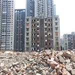 Een afbeelding van een ingestort gebouw in een drukke dichtbevolkte stad Die harte Wahrheit: Warum alle Krypto-Städte gescheitert sind