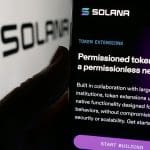 Eine Abbildung des Solana-Netzwerks mit dem Logo von Solana und der Währung SOL im Hintergrund.