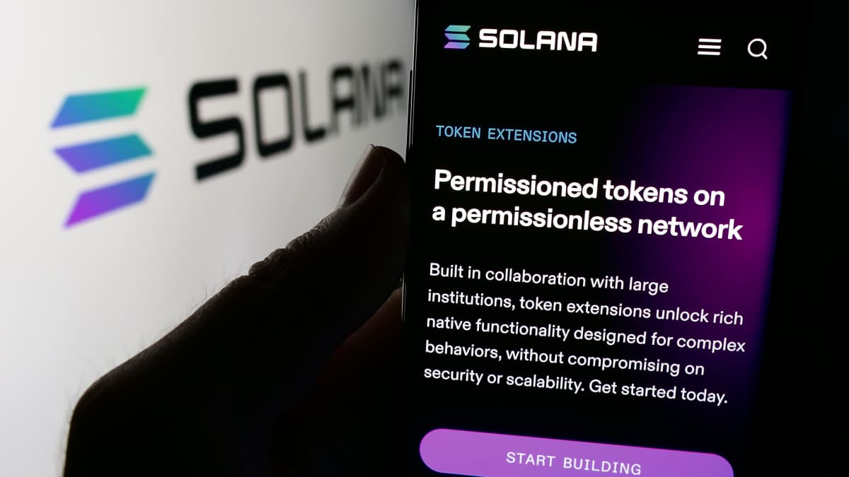 Eine Abbildung des Solana-Netzwerks mit dem Logo von Solana und der Währung SOL im Hintergrund.
