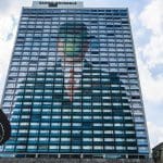 Een afbeelding van ‚the son of man‘ van rene margritte op een gebouw in brussel Der mysteriöse Typ hinter einem Krypto-Betrug in Höhe von 12 Milliarden Euro