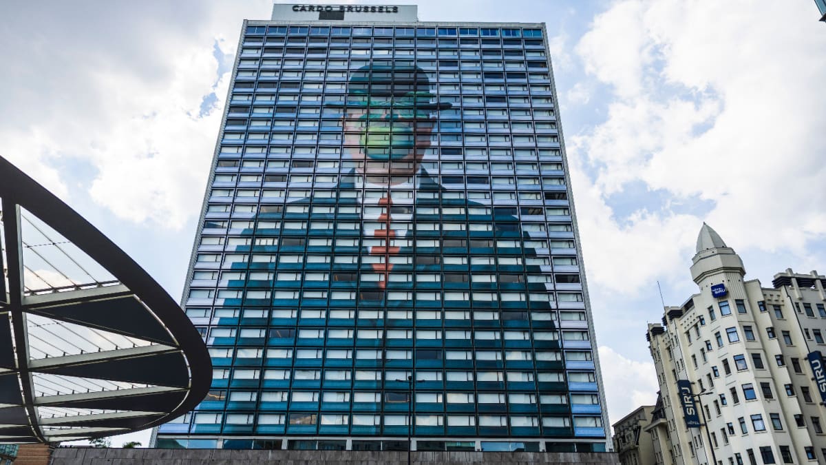 Een afbeelding van ‚the son of man‘ van rene margritte op een gebouw in brussel Der mysteriöse Typ hinter einem Krypto-Betrug in Höhe von 12 Milliarden Euro
