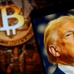Trump met een bitcoinmunt Trump mit einer Bitcoin-Münze
