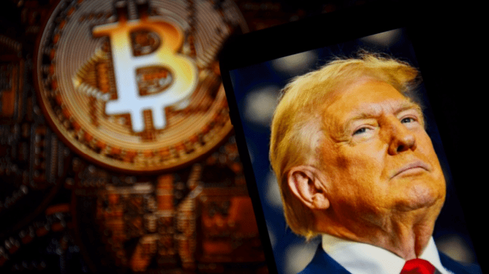 Trump mit einer Bitcoin-Münze