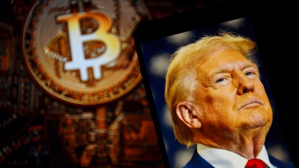 Trump met een bitcoinmunt Trump mit einer Bitcoin-Münze