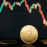 Een afbeelding van de ethereum (ETH) koers met een dalende grafiek in de achtergrond
