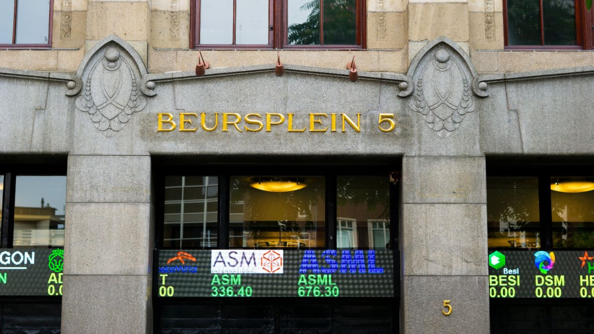 B&ouml;rsenjahr voller Schocks endet positiv: Anleger lernen teure Lektion