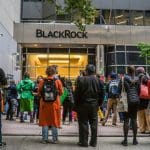 Blackrock kantoor met mensen ervoor