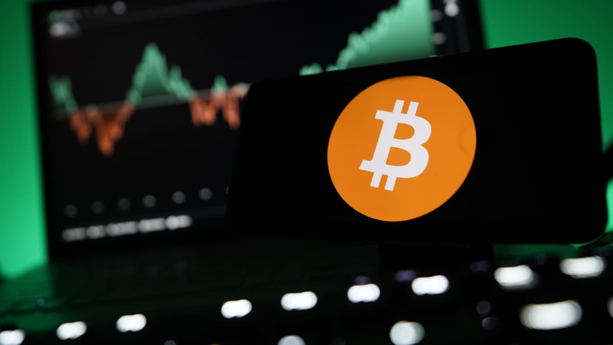Bitcoin nahe 75.000 Dollar: Rallye von Futures getrieben – Risiko wächst
